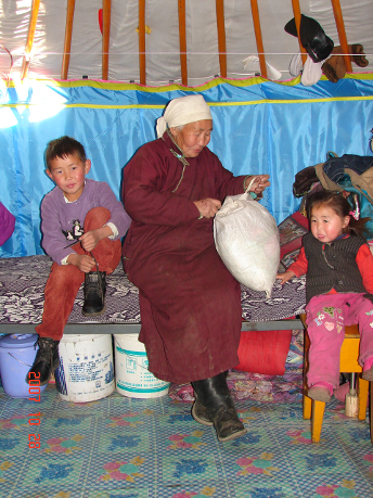 grandmother_and_child_mongolian