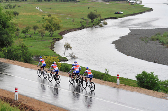 cycle_tour_around_terelj_national_park_5_traveler_on_road