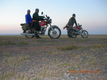 mongolian_peoples_in_gobi_desert1