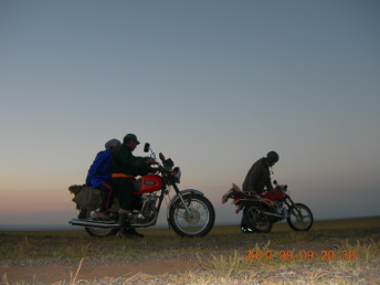 mongolian_peoples_in_gobi_desert2